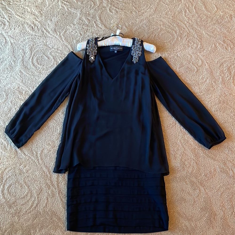 BETSY & ADAM HOLIDAY DRESS. Long sleeve.